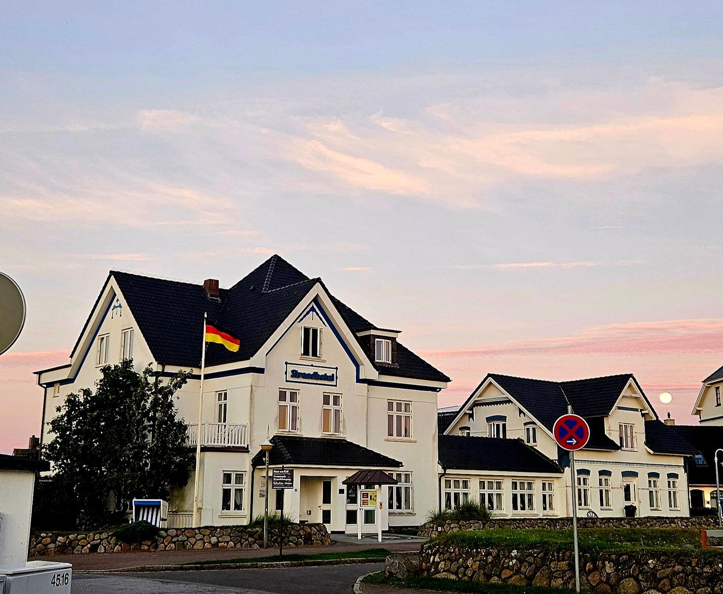 Die seit 100 Jahren fast unveränderte Außenansicht des Strandhotels in Wenningstedt auf Sylt