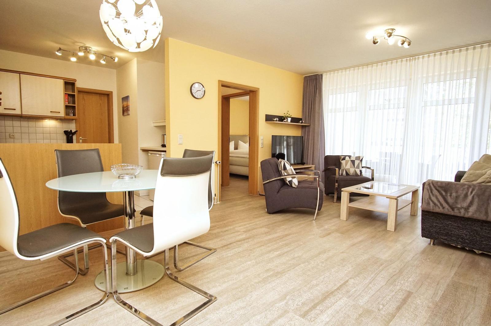 Wohnung mit Essbereich, Wohnzimmer und Blick auf die Straße.