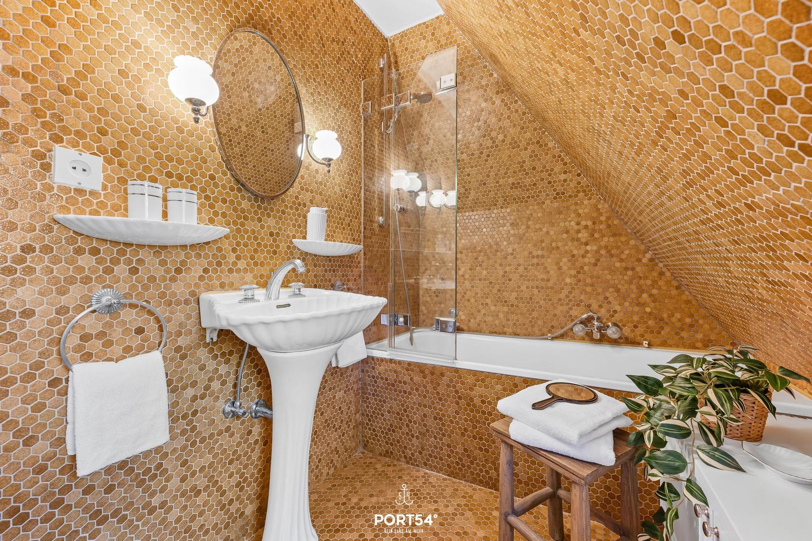 Badezimmer mit sechseckigen Fliesen, Standwaschbecken und Dusche