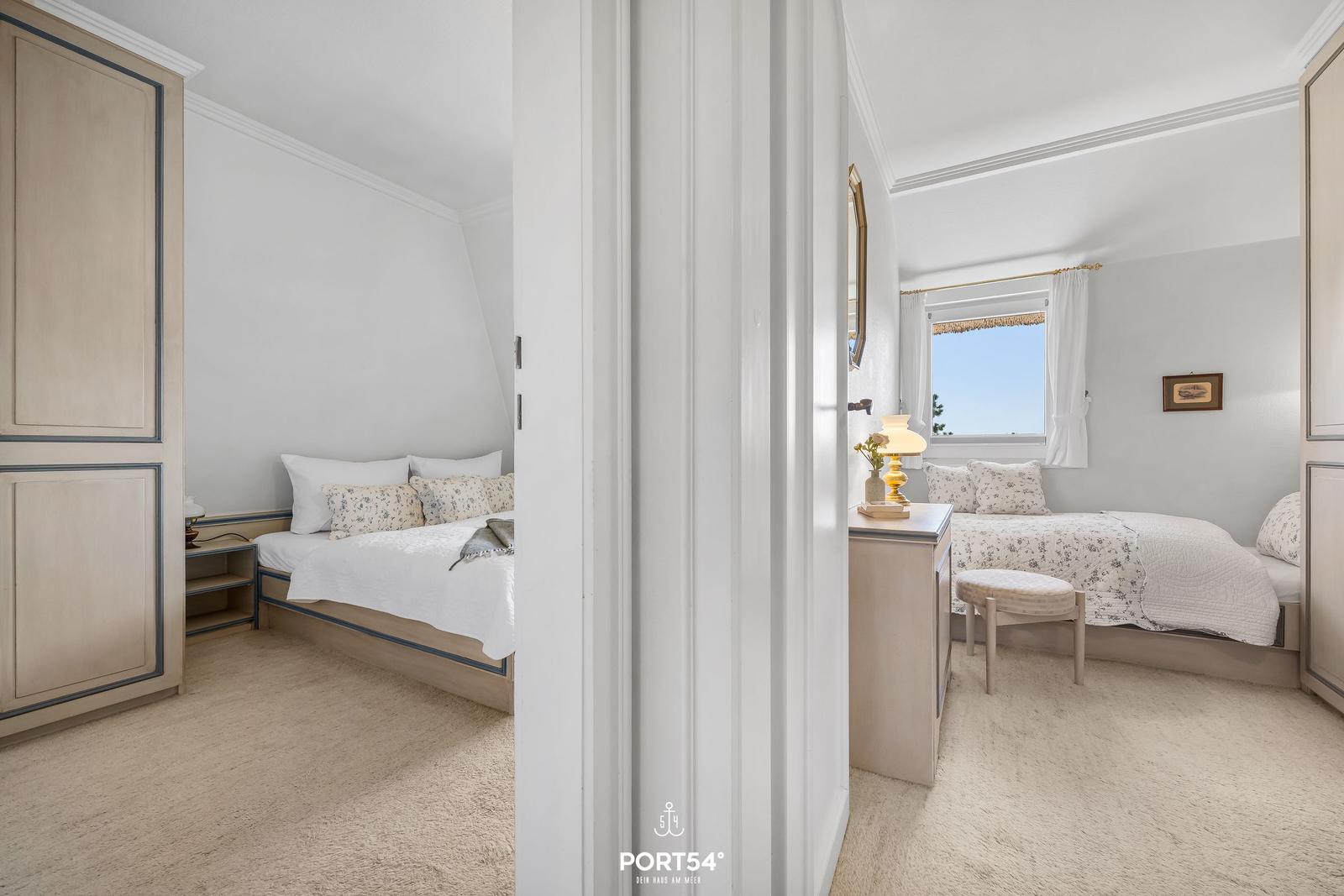 Zwei Schlafzimmer mit Betten, Schränken und Fenstern mit Blick.