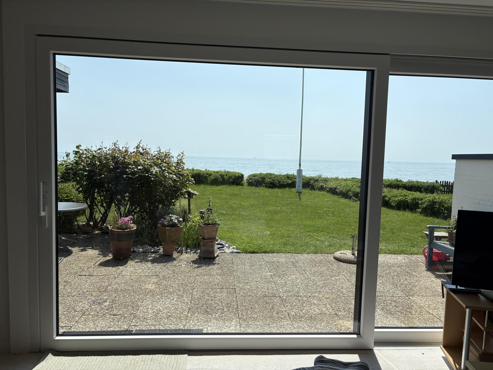 Ihr Blick vom Sofa durch die Panorama-Schiebefensterfront