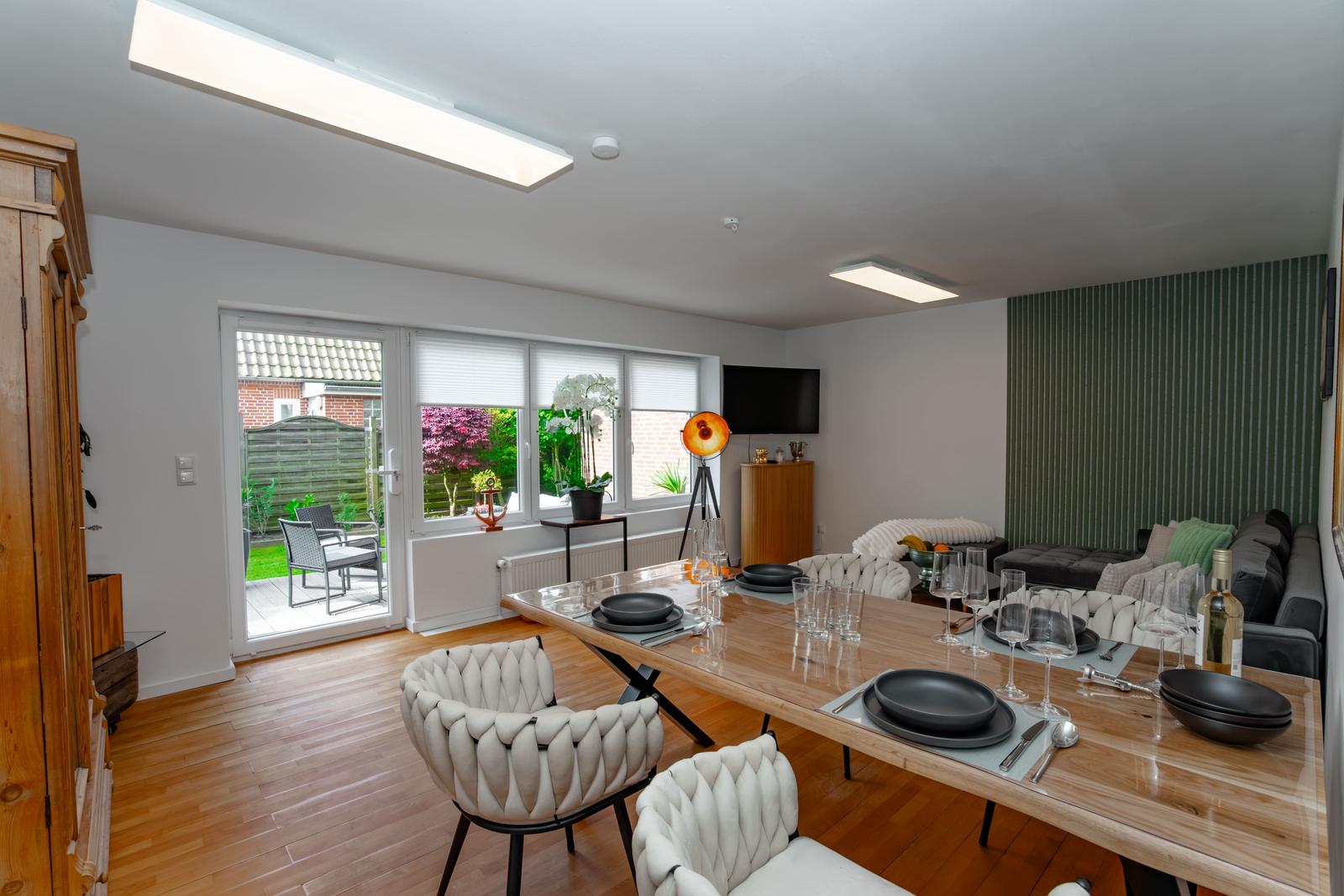 Esszimmer mit Tisch, Stühlen und Blick auf den Garten