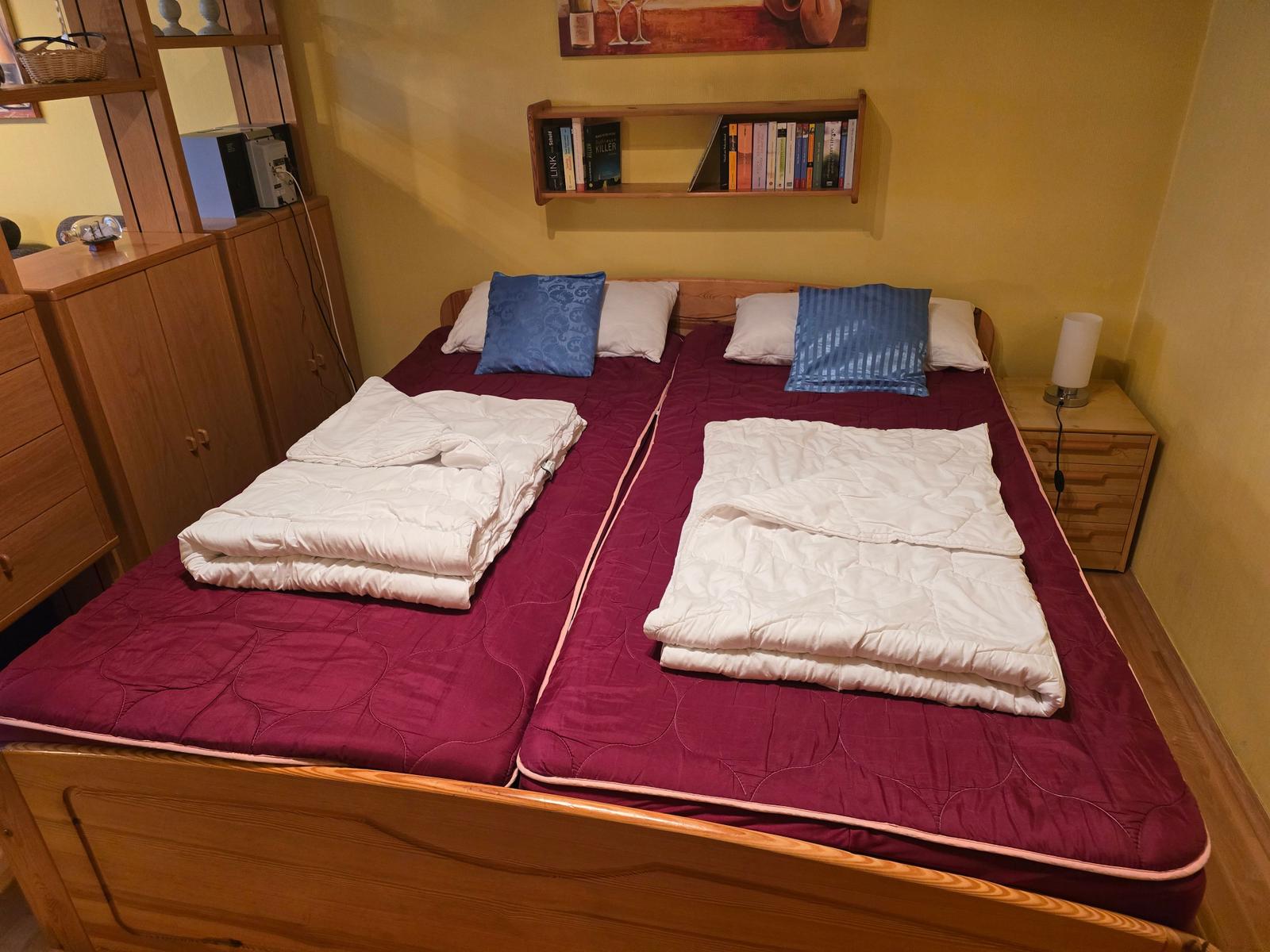 Gemütliches Wohn-/Schlafzimmer mit Doppelbett für erholsame Nächte in der Ferienwohnung am Südstrand Fehmarn.