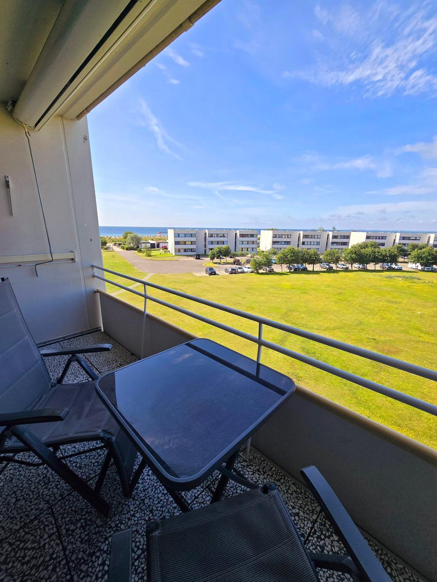 Gemütlicher Balkon mit Blick auf die Ostsee und Sitzmöglichkeiten für entspannte Urlaubstage am Südstrand Fehmarn.
