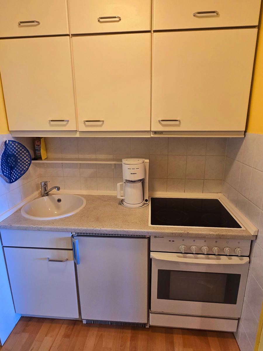 Praktische Pantryküche mit Kochfeld und Kaffeemaschine für einen komfortablen Urlaub auf Fehmarn.