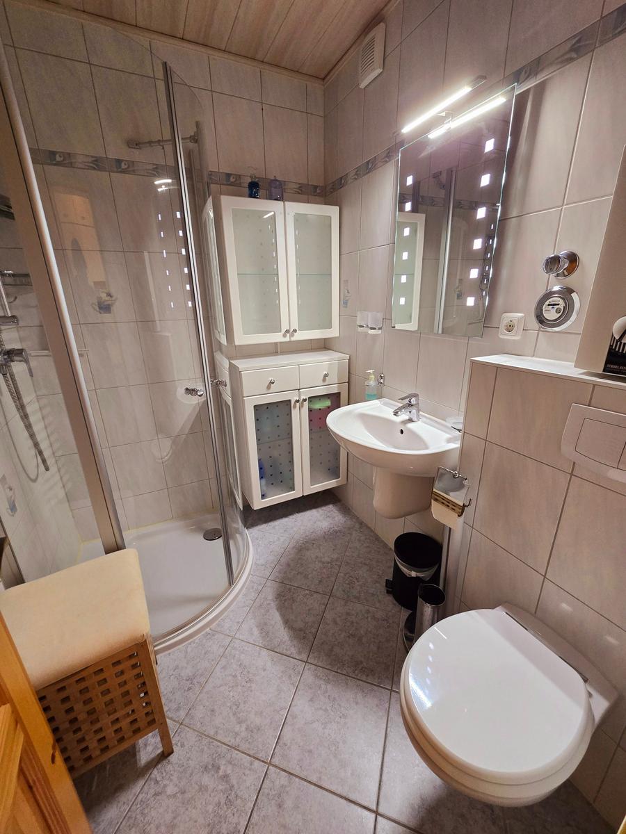 Gepflegtes Badezimmer mit Dusche und heller Ausstattung für angenehmen Komfort im Ostseeurlaub auf Fehmarn.