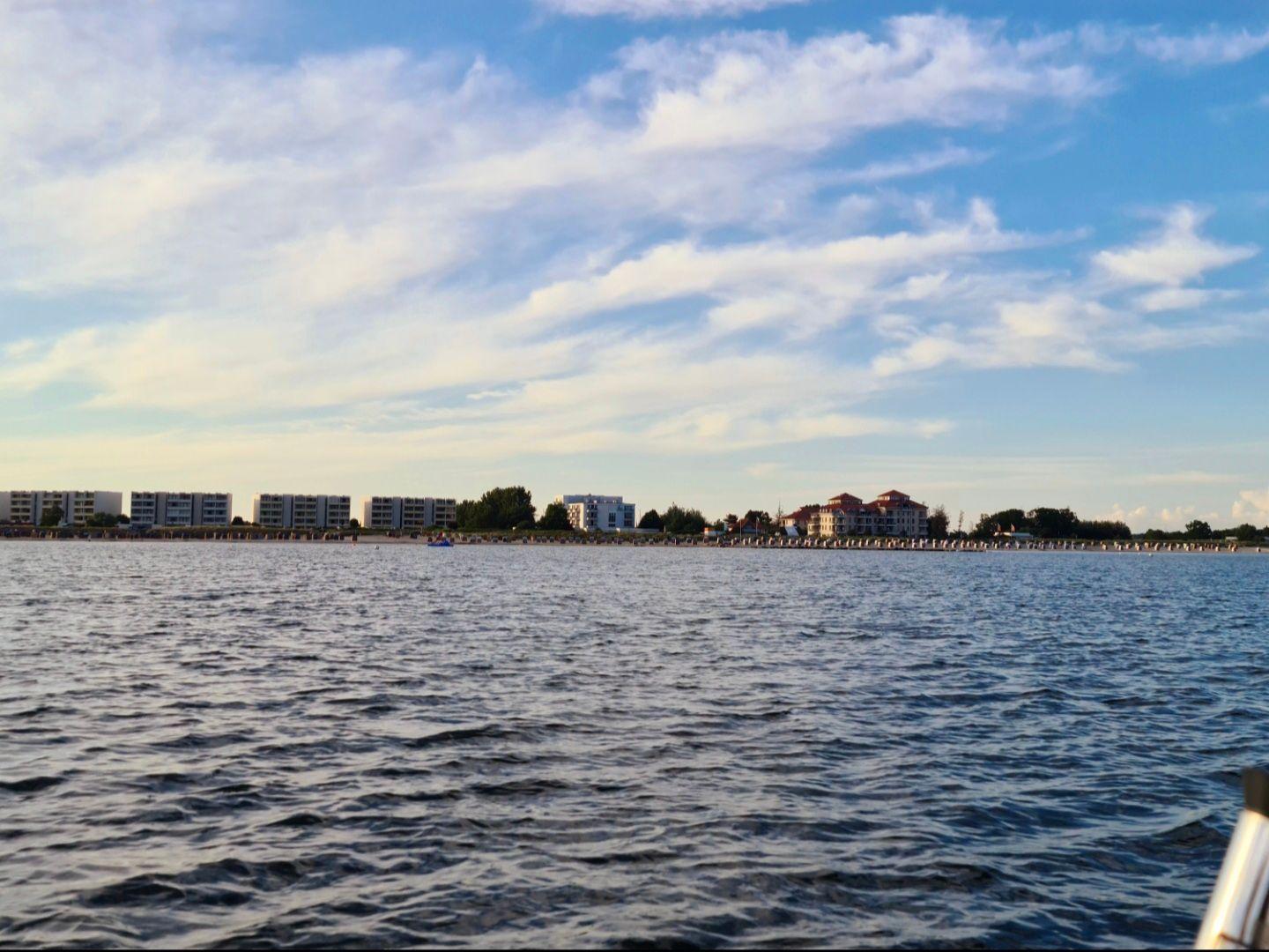 Wunderschöner Blick vom Wasser auf den Südstrand Fehmarn mit maritimem Küstenpanorama.