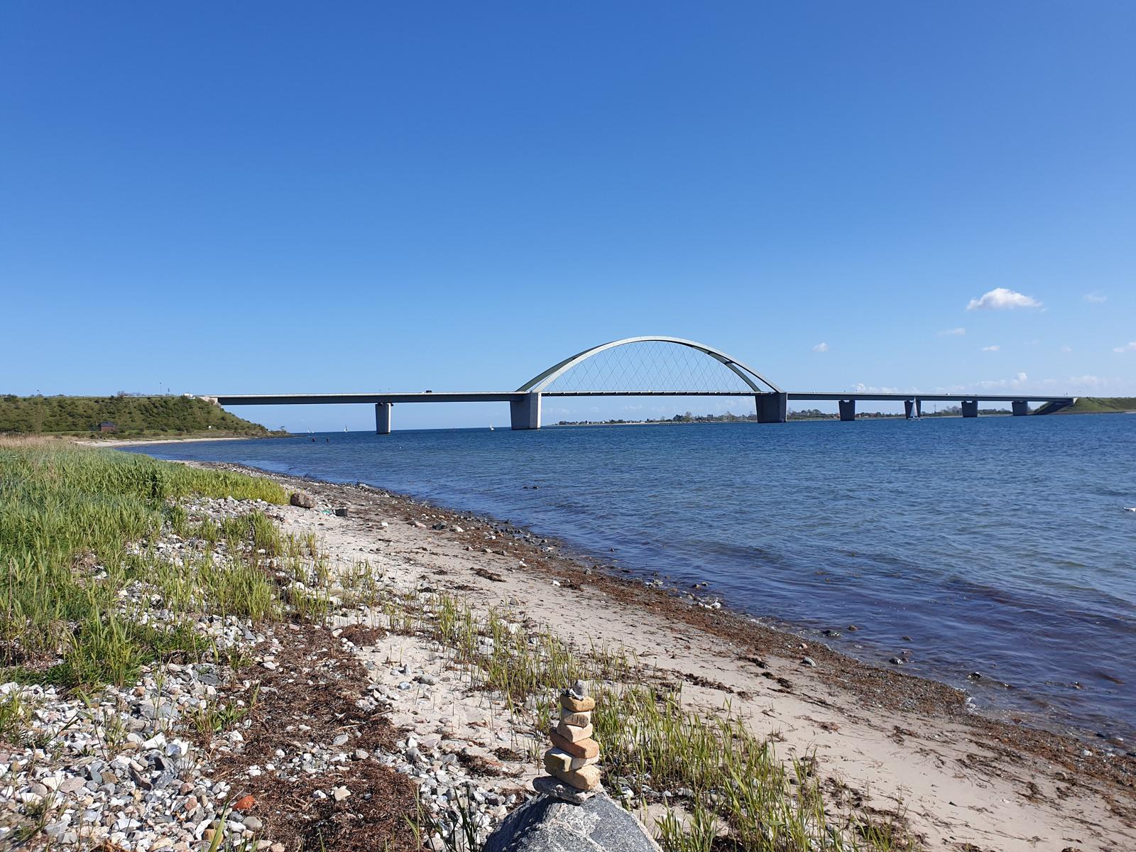 Die bekannte Fehmarnsundbrücke mit wunderschönem Küstenblick und maritimer Atmosphäre auf Fehmarn.