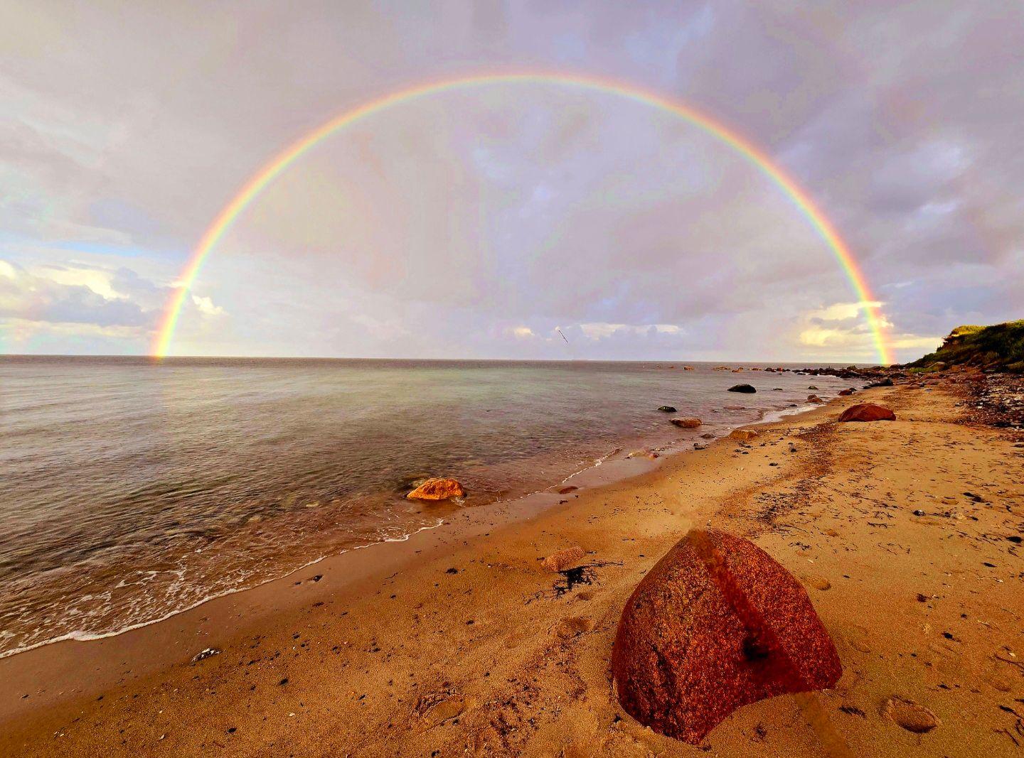 Beeindruckender Regenbogen über der Ostsee bei Staberhuk auf Fehmarn in einzigartiger Naturkulisse.