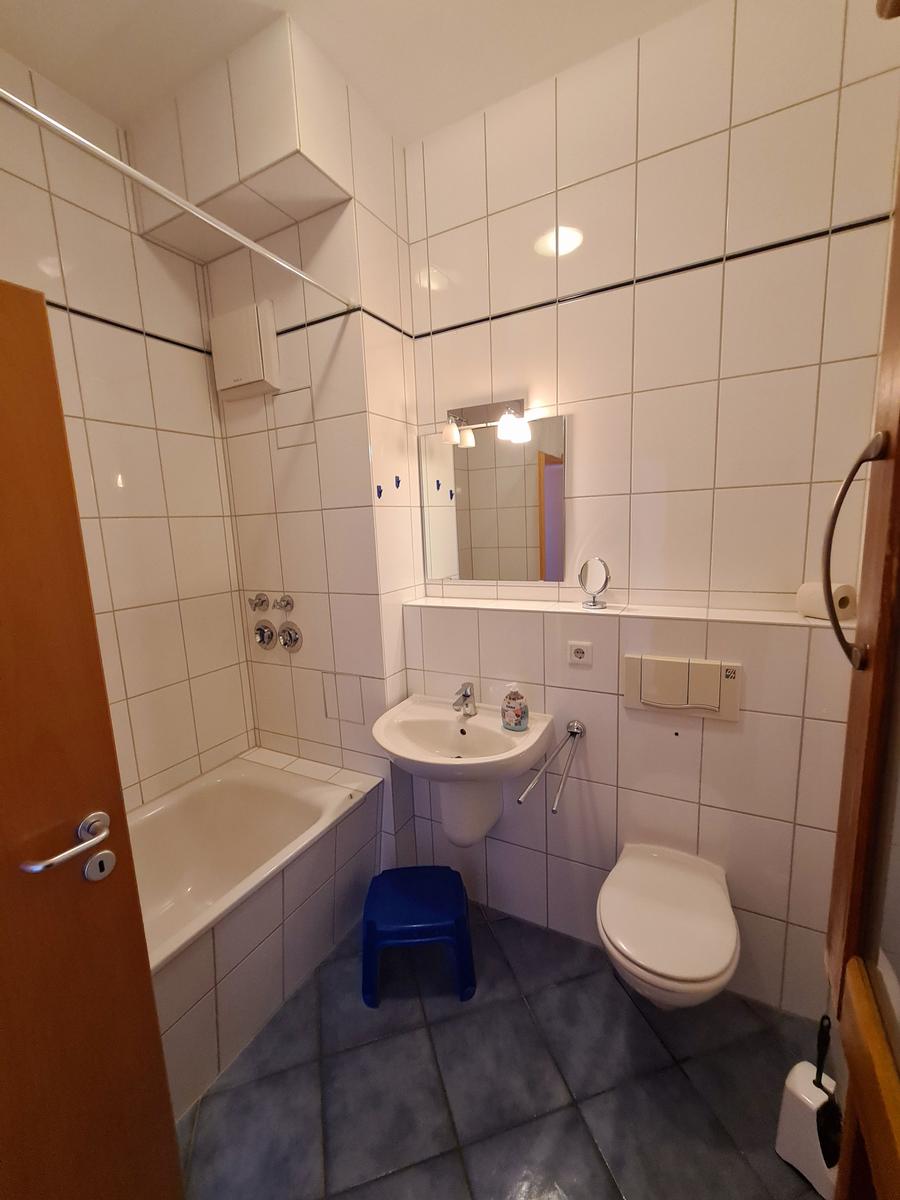 Helles Badezimmer mit Badewanne in gemütlicher Ferienwohnung auf Fehmarn nahe Ostsee.