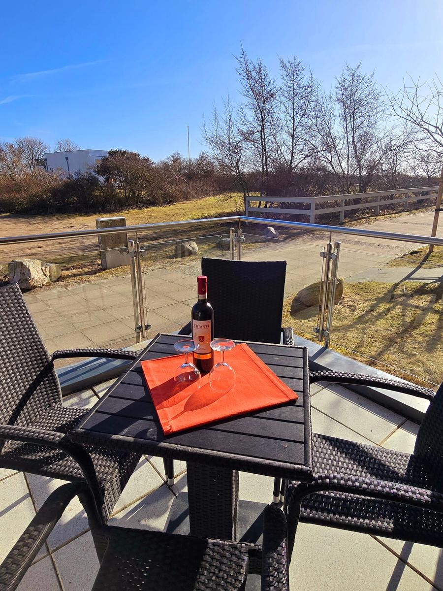 Gemütlicher Balkon am Südstrand Fehmarn mit Sitzbereich und sonniger Lage nahe der Ostsee.