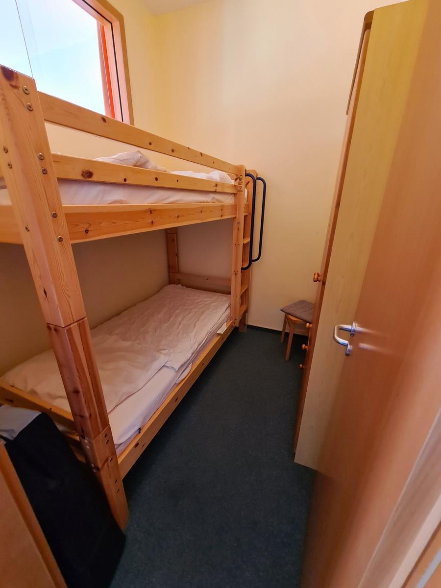 Praktisches Etagenbett im separaten Schlafzimmer – ideal für Familienurlaub auf Fehmarn.