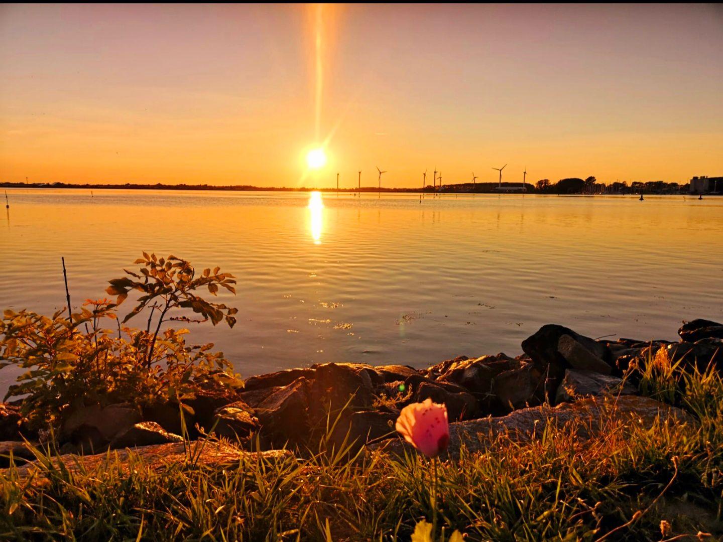 Sonnenuntergang an der Hafeneinfahrt Burgtiefe am Südstrand Fehmarn direkt an der Ostsee.
