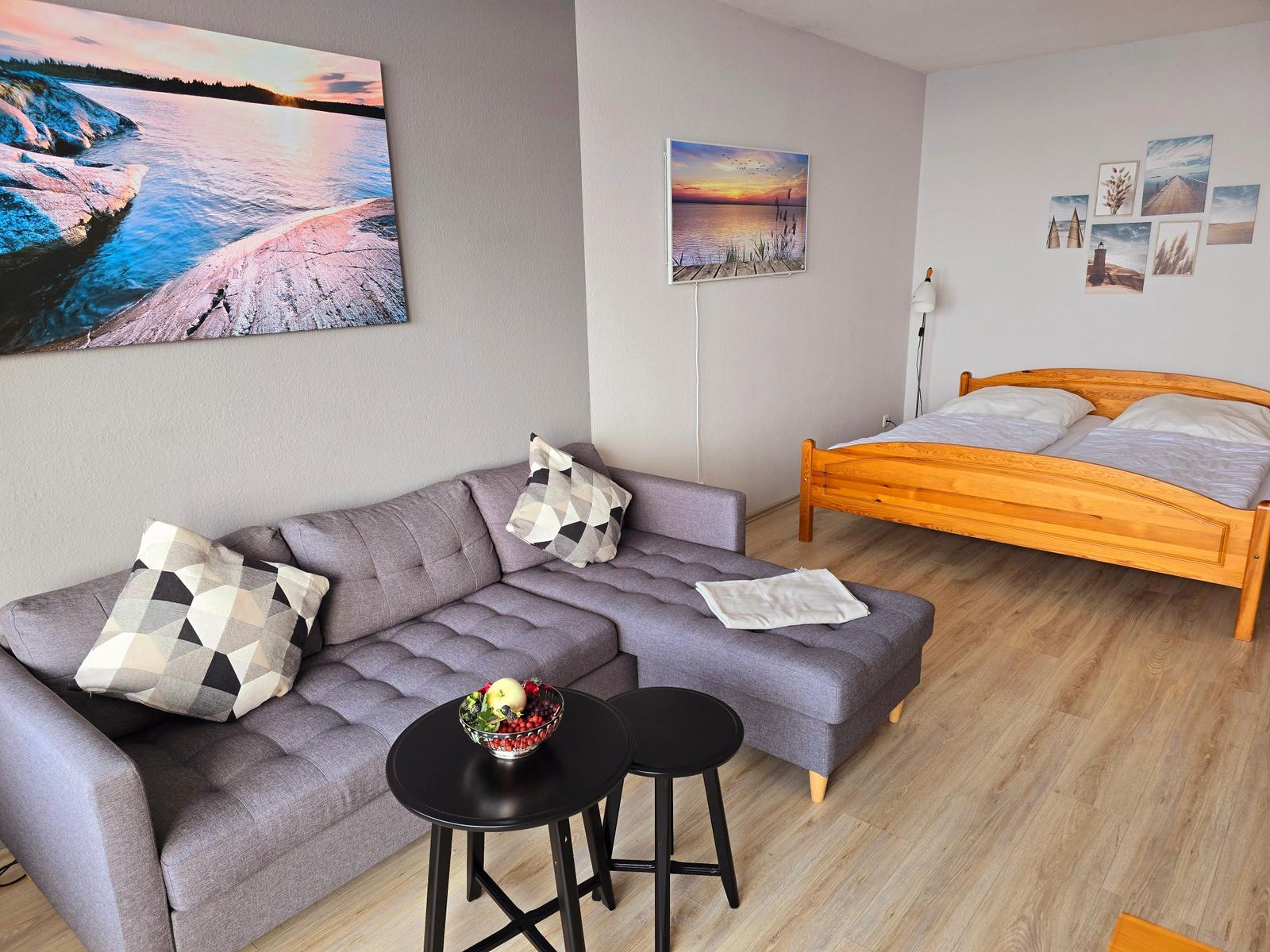 Gemütliches Wohn-/Schlafzimmer mit gemütlicher Sitzecke für entspannte Urlaubstage am Südstrand Fehmarn.