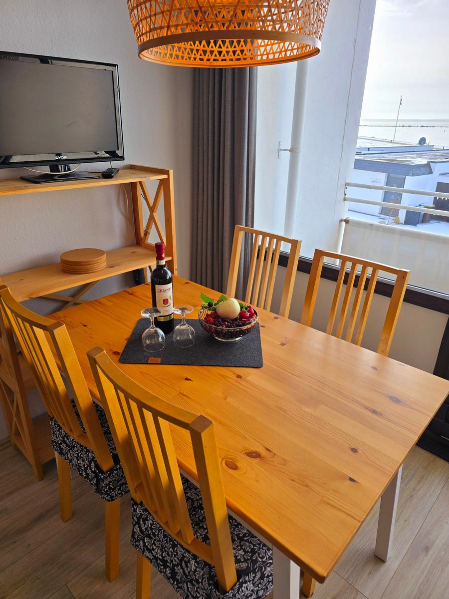 Heller Essbereich im Wohn-/Schlafzimmer mit Ostseeblick für gemütliche Mahlzeiten auf Fehmarn.