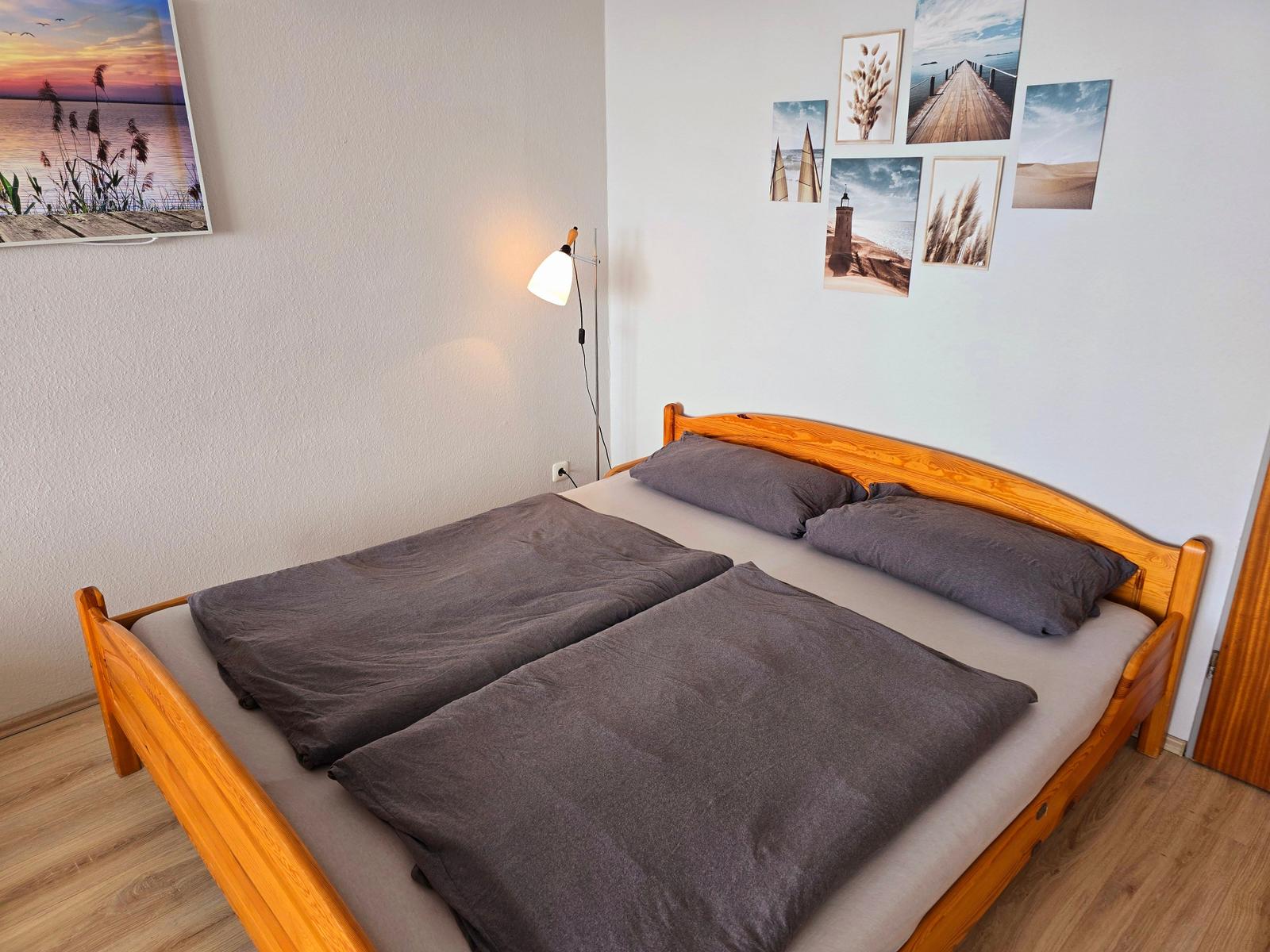 Komfortables Doppelbett im Wohn-/Schlafzimmer für erholsame Nächte nahe Südstrand Fehmarn.