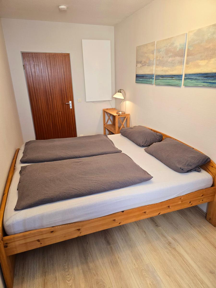 Gemütliches Schlafzimmer mit freundlicher Einrichtung für entspannten Ostseeurlaub auf Fehmarn.