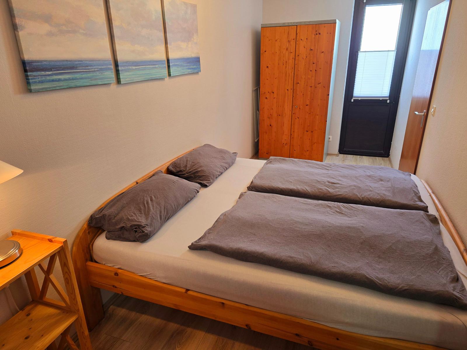 Gemütliches Schlafzimmer mit komfortablem Doppelbett und ruhiger Atmosphäre am Südstrand Fehmarn.