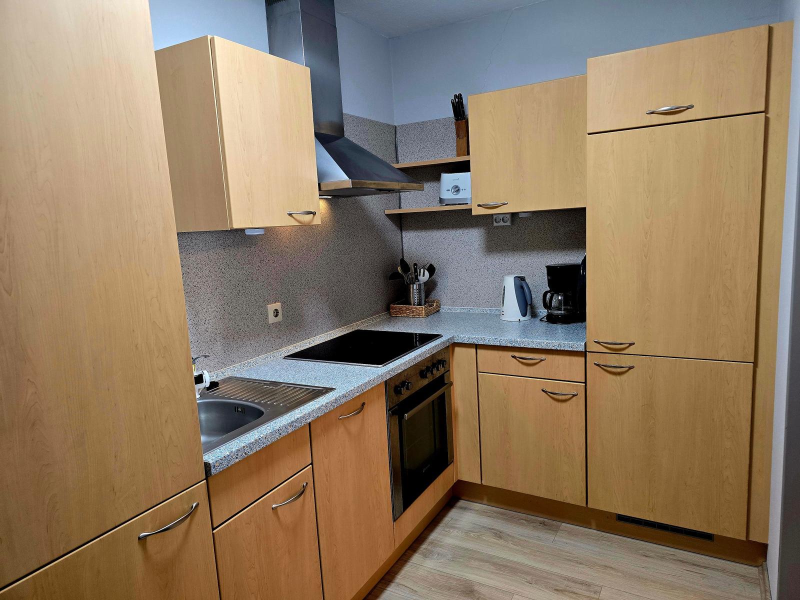 Gepflegte und gut ausgestattete Küche mit viel Stauraum für komfortablen Urlaub in der Ferienwohnung auf Fehmarn.