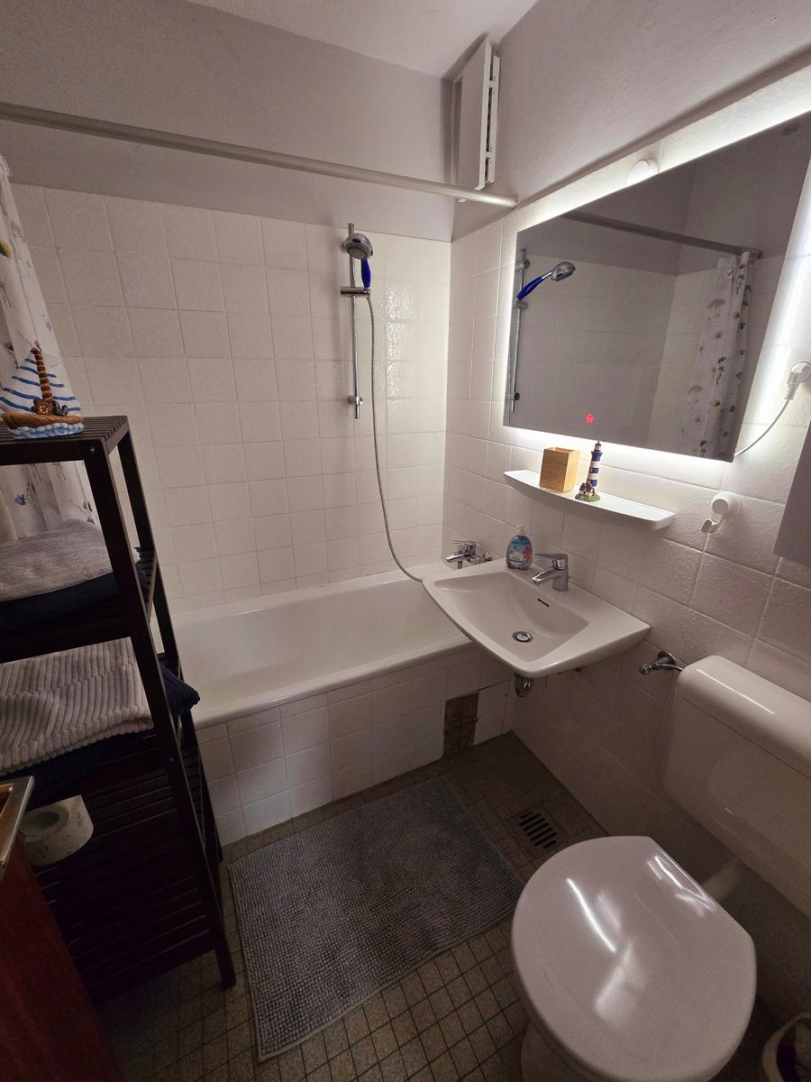 Gepflegtes Badezimmer mit Badewanne und stilvoller Ausstattung für entspannte Urlaubsmomente.