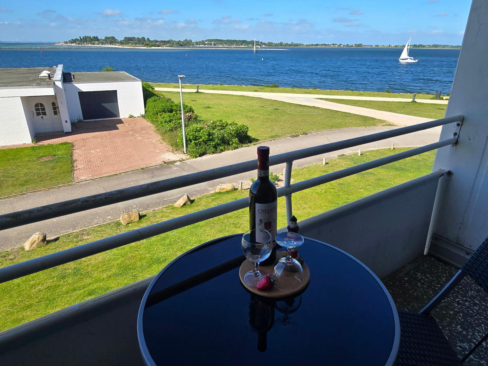 Gemütlicher Balkon mit traumhaftem Ostseeblick für entspannte Urlaubsmomente am Südstrand Fehmarn.