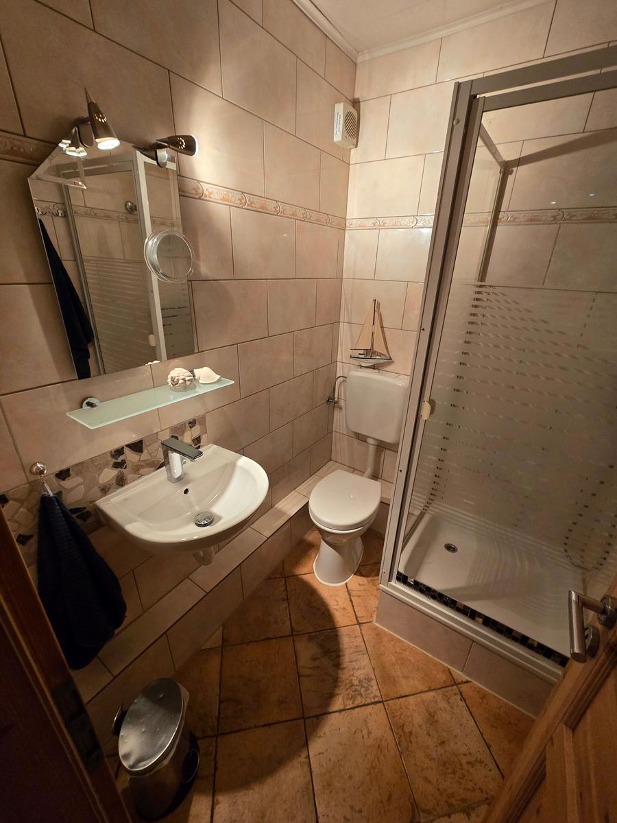 Gepflegtes Badezimmer mit Dusche und stilvoller Ausstattung für angenehmen Komfort im Ostseeurlaub.
