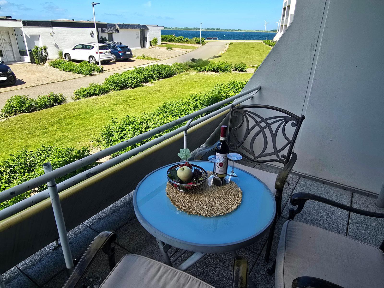 Gemütlicher Balkon mit Sitzgruppe und Ostseeblick für entspannte Urlaubstage am Südstrand Fehmarn.