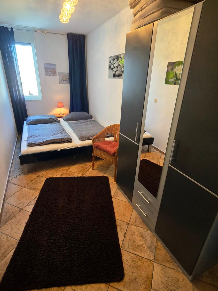 Gemütliches separates Schlafzimmer mit ruhiger Atmosphäre für entspannten Urlaub an der Ostsee.