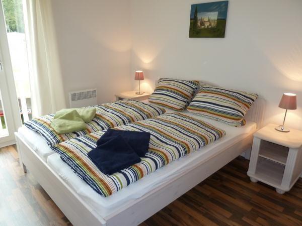 Schlafzimmer mit Doppelbett