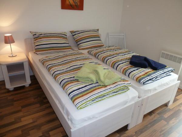 Schlafzimmer mit zwei Einzelbetten