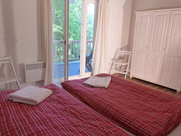 Schlafzimmer mit Doppelbett und privatem Balkon