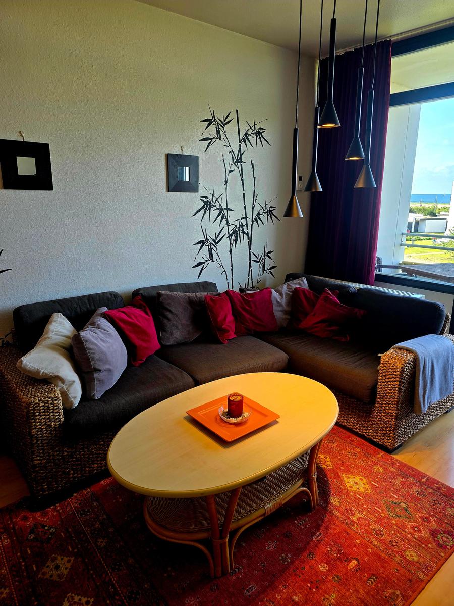 Gemütliches Wohn-/Schlafzimmer mit großer Sofaecke und maritimer Atmosphäre am Südstrand Fehmarn.