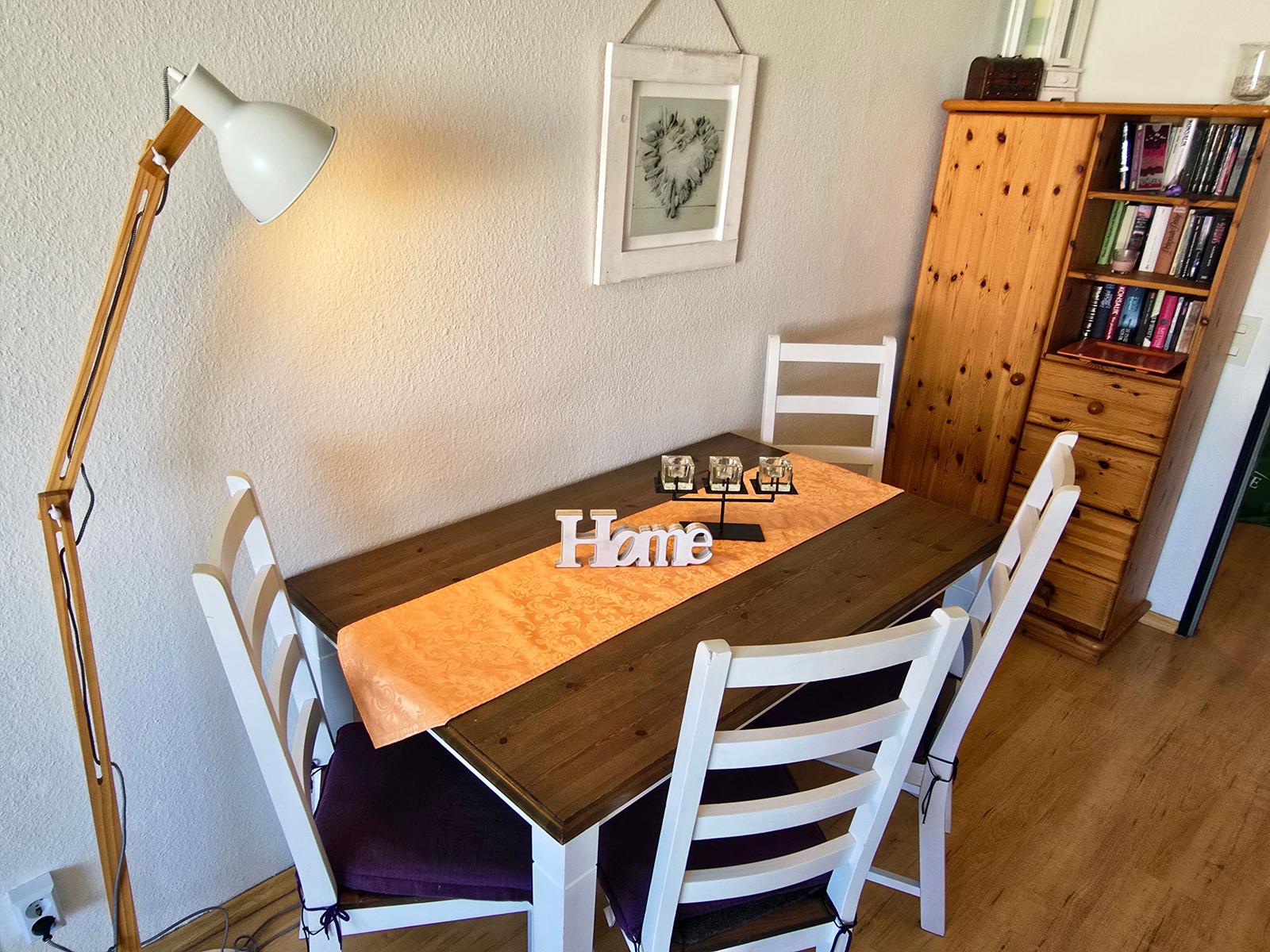 Heller Essbereich im Wohn-/Schlafzimmer für gemeinsame Mahlzeiten im Ostseeurlaub auf Fehmarn.
