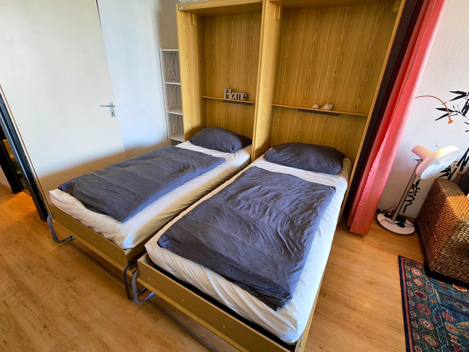 Praktisches Schrankbett im Wohn-/Schlafzimmer für komfortablen und platzsparenden Urlaub auf Fehmarn.