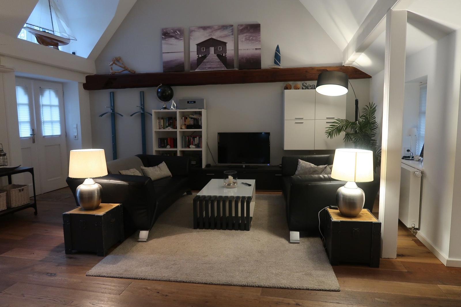 Gemütliches und bis in den Dachfirst offenes Wohnzimmer