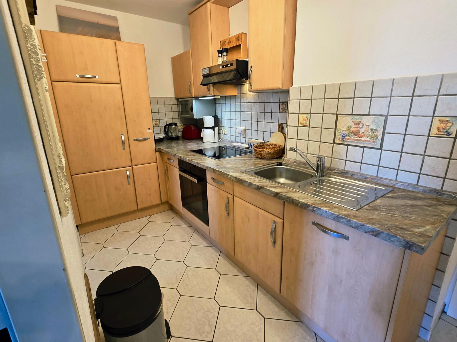 Gut ausgestattete Küchenzeile mit viel Arbeitsfläche für einen entspannten Ferienwohnungsurlaub auf Fehmarn.