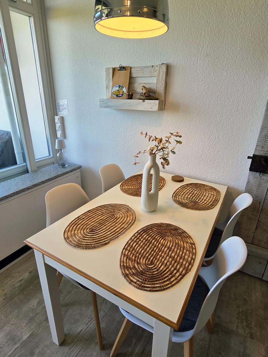 Gemütlicher Essbereich im Wohn-/Schlafzimmer für gemeinsame Mahlzeiten und entspannte Stunden auf Fehmarn.