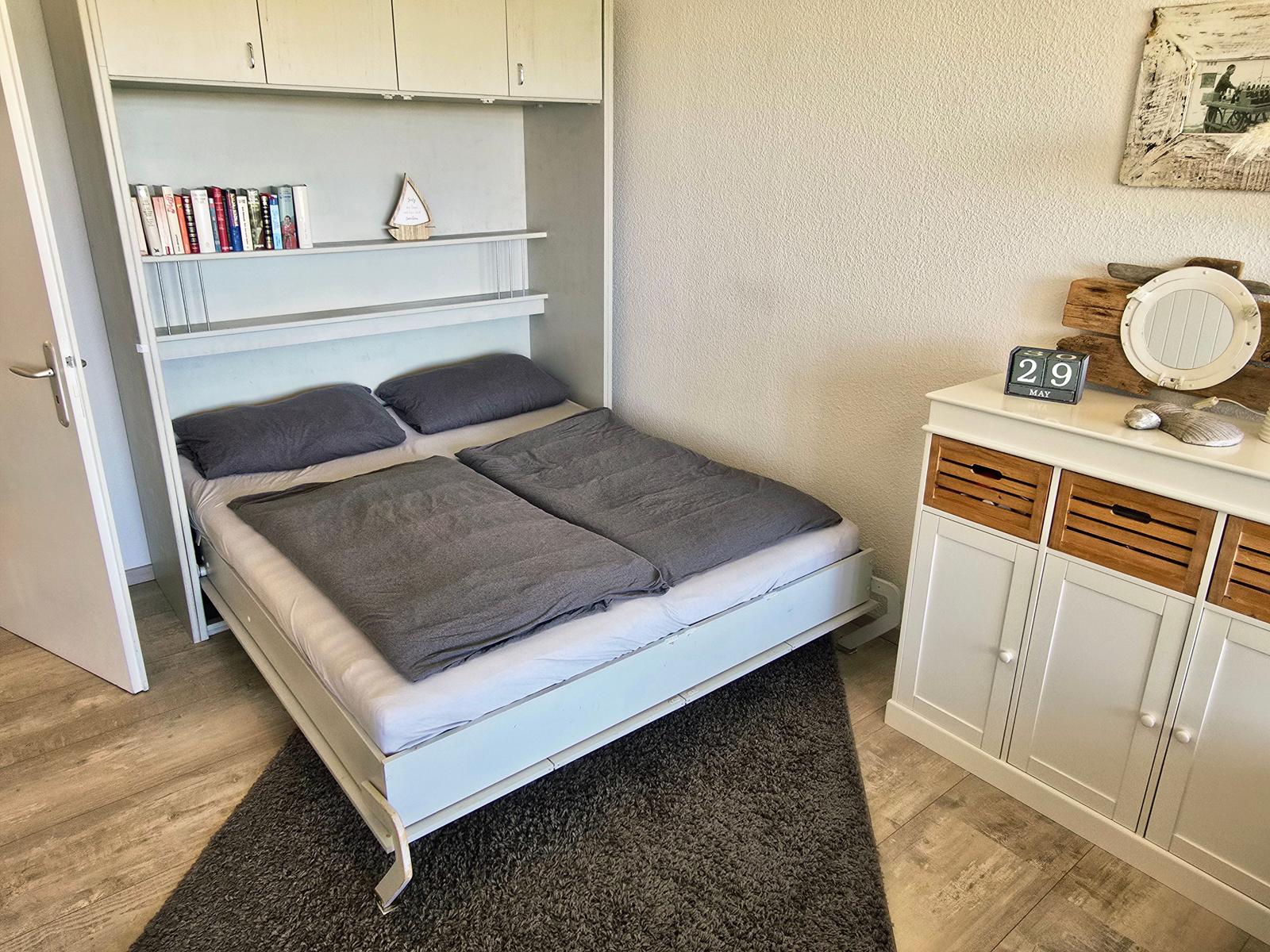 Komfortables Schrankbett im Wohn-/Schlafzimmer für platzsparenden Wohnkomfort und erholsame Nächte.