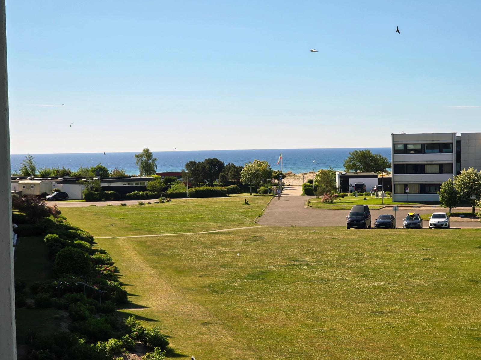 Herrlicher Ausblick vom Balkon über die Grünanlagen bis zur Ostsee am Südstrand Fehmarn.