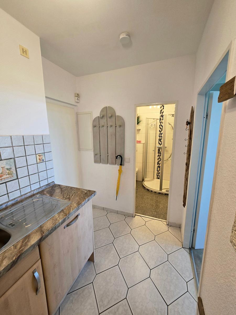Freundlicher Eingangs- und Flurbereich mit praktischem Zugang zu allen Räumen der Ferienwohnung.