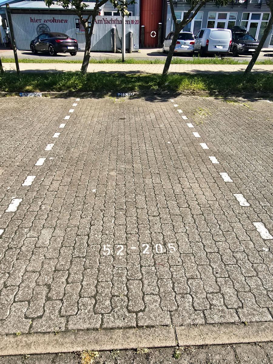 Eigener Pkw-Stellplatz direkt an der Ferienanlage für eine komfortable Anreise auf Fehmarn.