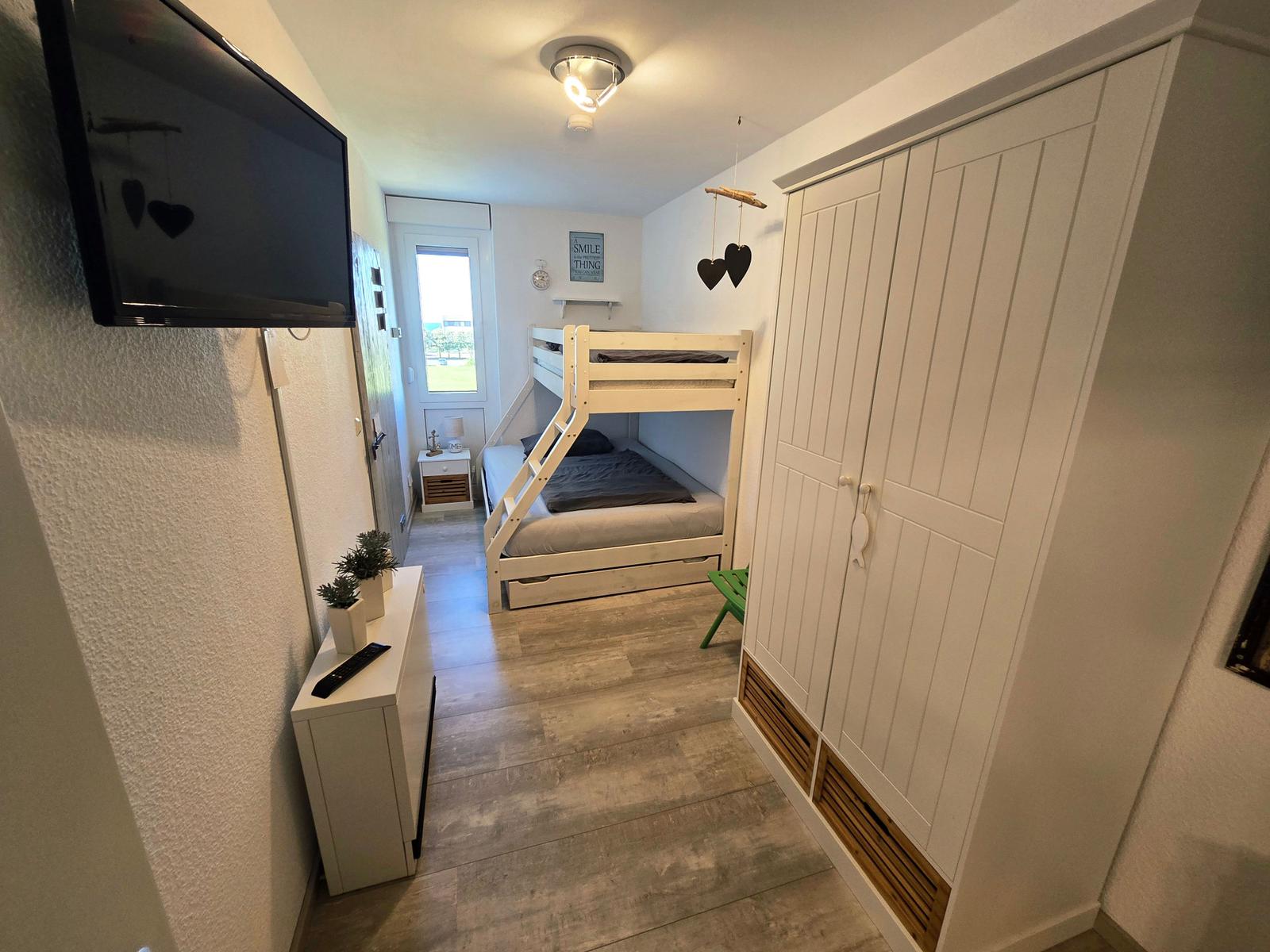 Gemütliches separates Schlafzimmer mit Etagenbett für Familienurlaub am Südstrand Fehmarn.