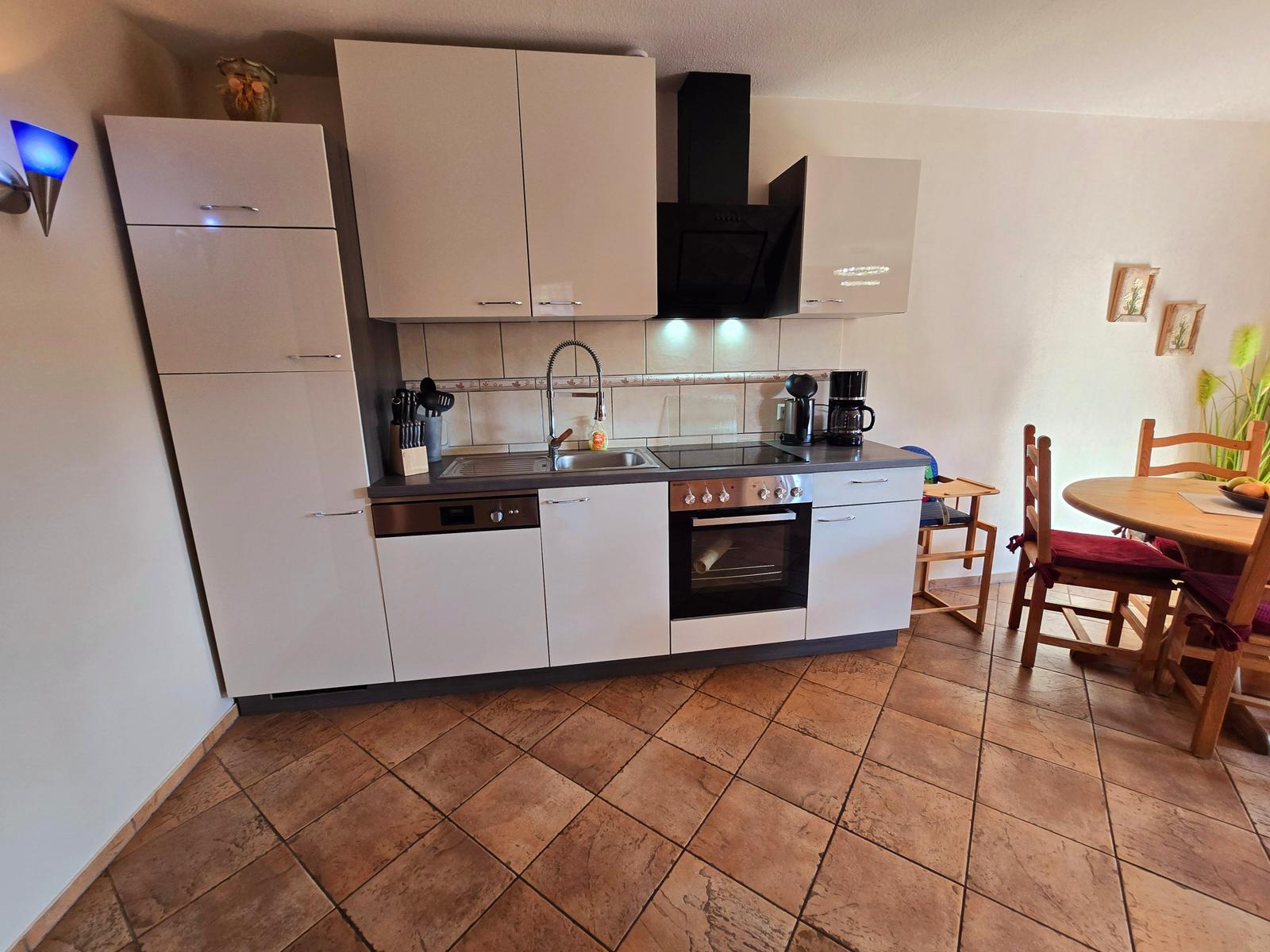 Küchenzeile mit kompletter Ausstattung für einen komfortablen Aufenthalt in der Ferienwohnung.