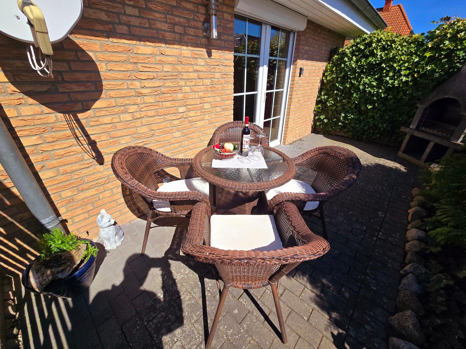 Sonnige Südterrasse mit Sitzgruppe für entspannte Stunden im Freien und gemütliche Urlaubstage.