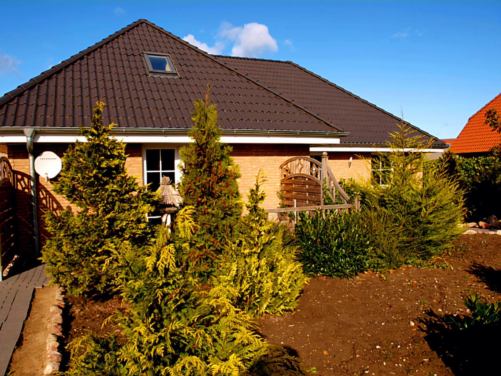 Gepflegte Ferienwohnung in ruhiger Lage und viel Grün für entspannte Urlaubstage auf Fehmarn.