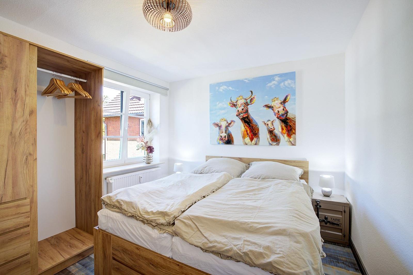 Schlafzimmer mit Fenster zum Innenhof...