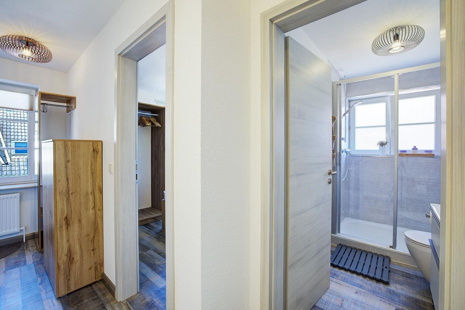 Flur mit Blick zum Badezimmer & Schlafzimmer...