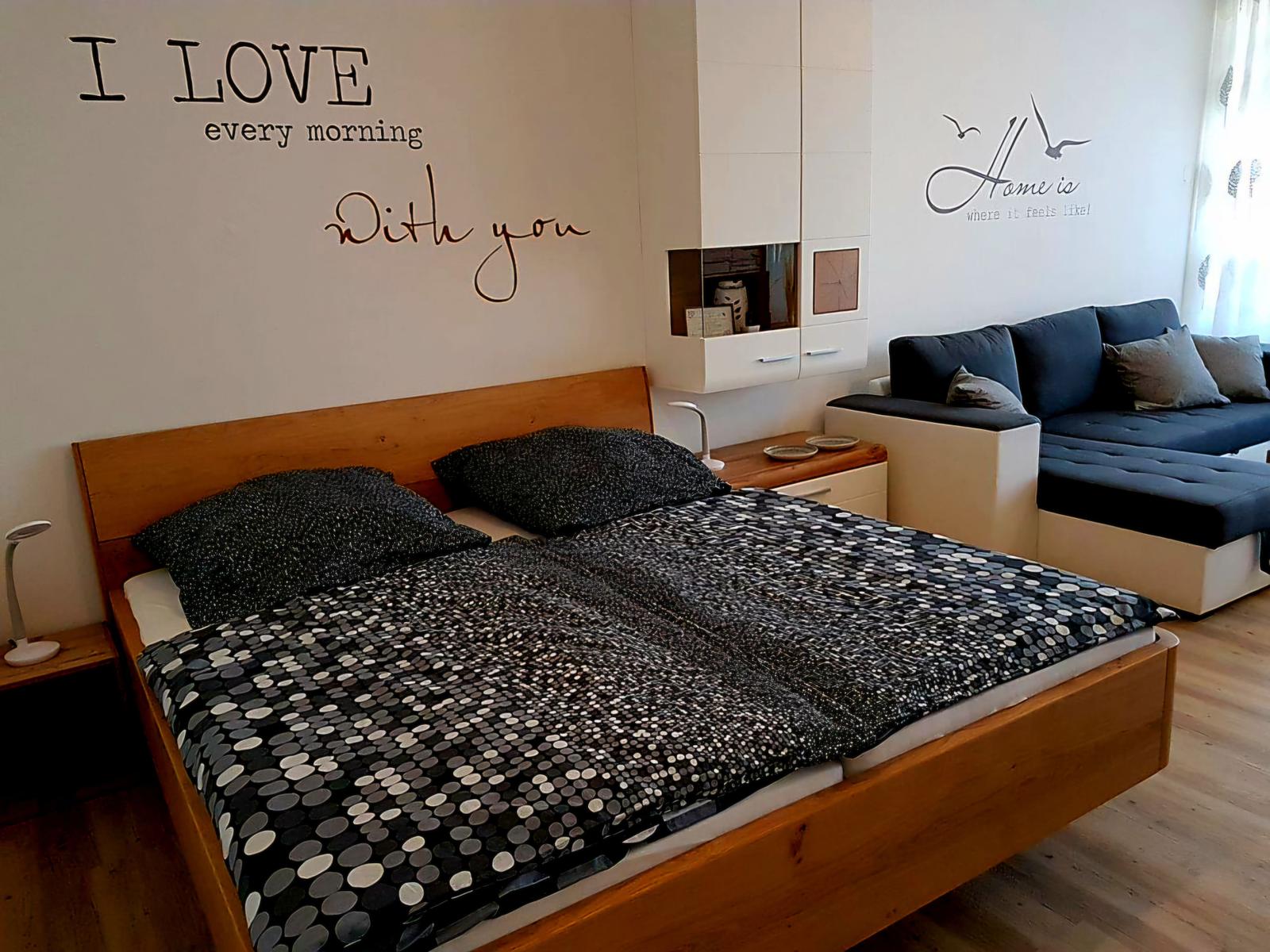 Komfortables Doppelbett im Wohnbereich für erholsamen Schlaf und entspannte Urlaubstage.