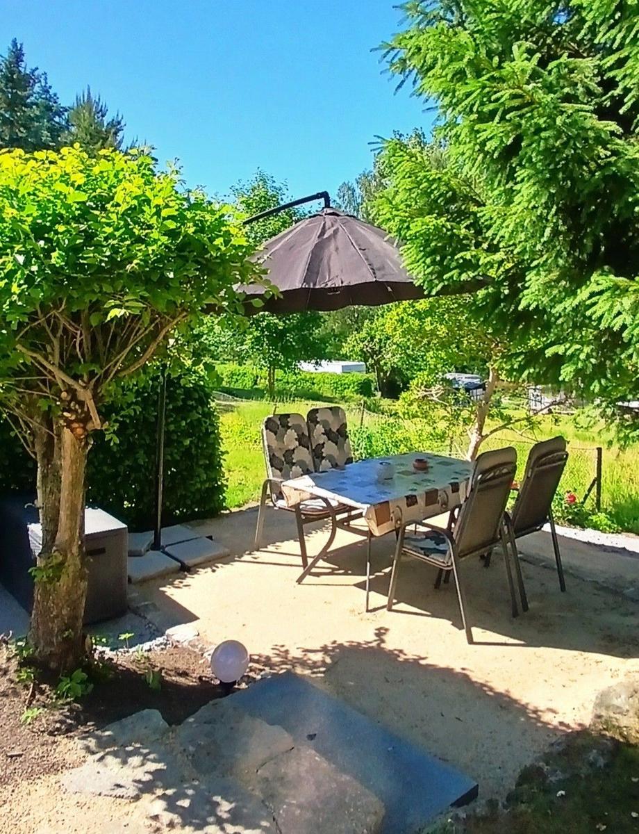 NEU, Sitzecke in unserem Garten mit großem Sonnenschirm, Sitzkissen und Grill für gemütliche Stunden.