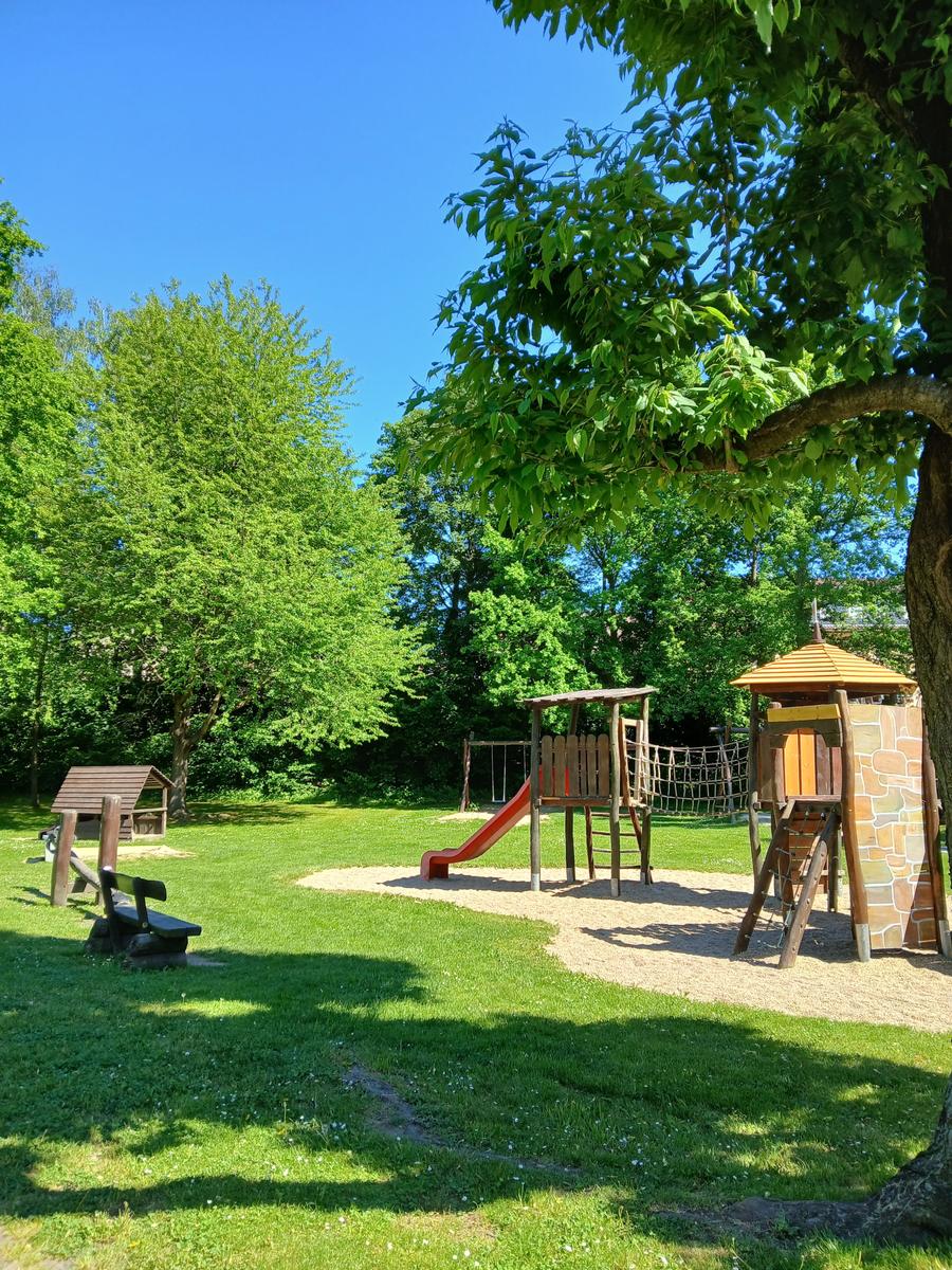 Kinderspielplatz im Ortszentrum.